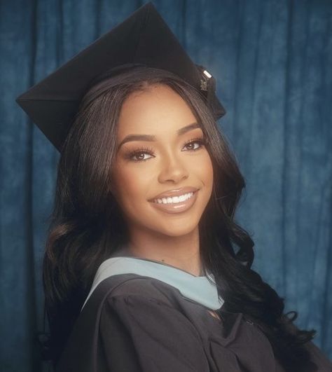 Graduation Photos Aesthetic, Graduation Pictures With Parents, Black Women Graduation Pictures, Grad School Outfit, The Butterfly Haircut, Graduation Dress Plus Size, Graduation Hairstyles With Cap, High School Graduation Pictures, College Graduation Photoshoot