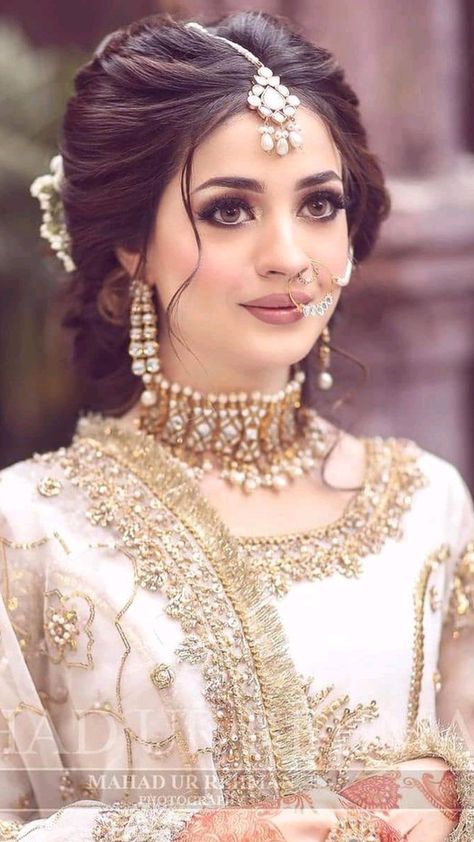 Pakistani Bride Hairstyle, Heir Style, Pakistani Bridal Hairstyles, Hairstyles For Gowns, Bridal Hairstyle Indian Wedding, Engagement Hairstyles, Bridal Hair Buns, Bridesmaid Hair Makeup, Long Hair Wedding Styles