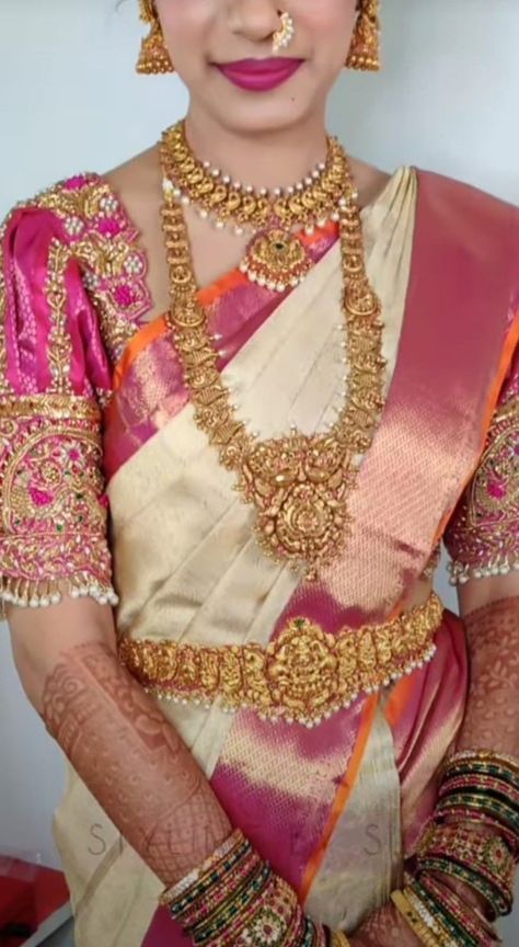 Pink Saree Jewellery, Cream And Pink Saree, Magam Work Designs, Vaddanam Designs, Magam Work, Churidar Neck, Easy Rangoli Designs Videos, Haram Designs, Churidar Neck Designs