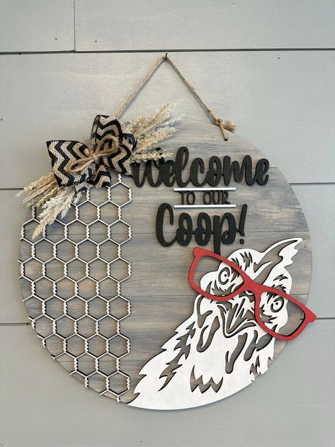 "Welcome to our Coop" Round Door Hanger Sign Who doesn't love a chicken in oversized glasses?! This sign is perfect for your front door or anywhere in your home. If you'd like different colors just let me know at checkout!  Handcrafted in Plains, Montana. DETAILS & DIMENSIONS Measurement 17" round Includes twine ha New Home Door Hanger, Making Crafts To Sell, Round Family Sign, Cow Front Door Sign, Door Hanging Sign, Door Circle Signs, Welcome To The Coop Sign, Chicken Door Sign, Cute Door Hanger Ideas