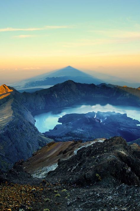 Mount Rinjani Lombok, Gunung Rinjani Aesthetic, Rinjani Mountain Wallpaper, Hip Wallpaper, Rinjani Mountain, Mount Rinjani, World Wonders, Wallpaper Travel, Parts Of The Earth