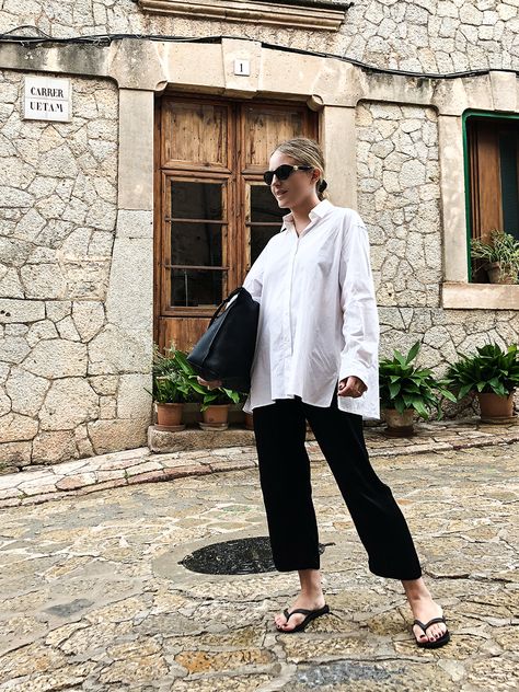 How to Wear Flip-Flop Sandals for Fall — Blogger Trini González Outfit with oversized white button-down shirt, cropped black pants, and black flip-flops Black Flip Flops Outfit, Jeans And Flip Flops Outfit, Havaianas Outfit, Flip Flops Outfit, Flops Outfit, Summer Shoes Trends, Flip Flops Style, Black Cropped Pants, Black Flip Flops