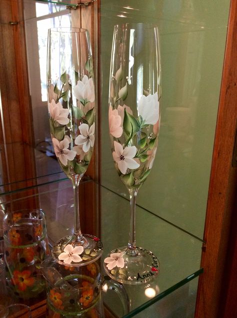 Diy Painted Champagne Flutes, Champagne Flute Painting, Floral Champagne Flutes, Champagne Flute Decorations, Glassware Painting, Painted Champagne Glasses, Painted Champagne Flutes, Diy Wine Glasses Painted, Hand Painted Champagne Flutes