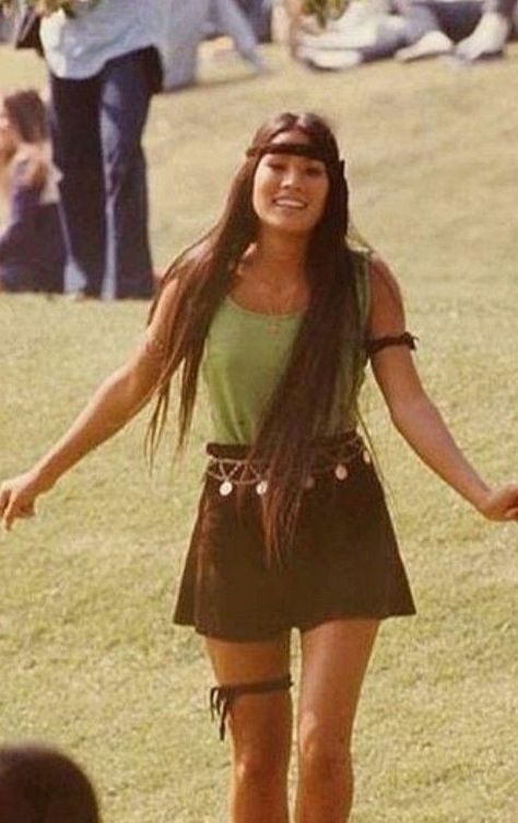 Woodstock 1969 Outfits, 1960s Hippie Fashion, Woodstock Outfit, Hippie Style 70s, Early 70s Fashion, Woodstock Fashion, 60s Fashion Hippie, Hippie Academia, Yellow Grunge