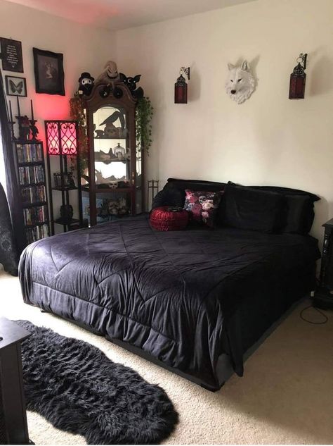 Home Haunted House, Haunted House Decor, Gothic Decor Bedroom, Gothic Room, Gothic Bedroom, Dark Home Decor, Gothic Home, Dreamy Room, Redecorate Bedroom