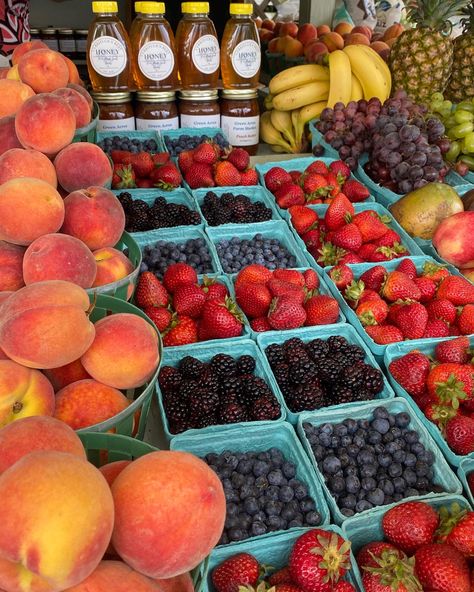 fruit peaches strawberries blueberries blackberries berries fruit stand beach coastal aesthetic summer vibes Tropical Widgets, Aesthetic Summer Vibes, Spring Fruit, Fruit Market, Fruit Stand, Fruit Summer, Coastal Aesthetic, Insta Profile, Fruit Stands