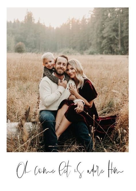 Family Christmas Pictures Sitting, Evergreen Family Photoshoot, Fall Family Portrait Ideas, Family Of 3 Photo Ideas Winter, Outdoor Holiday Photoshoot, Posing Families, Family Of 3 Photo Ideas, Fall Photoshoot Family, Winter Family Pictures