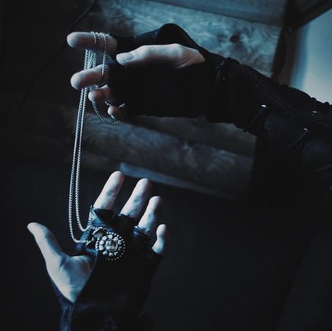 Jewelry Thief Aesthetic, Thief Aesthetic Medieval, Tabaxi Aesthetic Dnd, Swashbuckler Rogue Aesthetic, Jewel Thief Aesthetic, Informant Aesthetic, Drow Dnd Aesthetic, Blades In The Dark Aesthetic, D&d Rogue Aesthetic