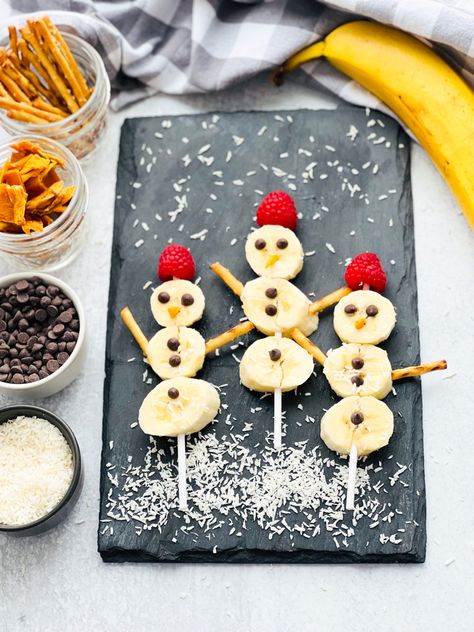 During the winter months when it’s too cold outside, I love making healthy snack activities with the kids inside. These banana snowmen use pantry items we usually have on hand, entertain the kids, and provide a nutritional snack. 🌱 Save this post so that I know you want to see more easy + healthy snack ideas. Find more family-friendly food ideas on my website www.LIVLAUGHCOOK.com Banana Caterpillar Snack, Cute Classroom Snack Ideas, Banana Snowman For Kids, Snack Crafts For Preschool, Winter Food Ideas For Kids, Winter Edible Crafts For Kids, Thanksgiving Food Projects For Kids, Christmas Fun Food For Kids, Winter Snack Ideas For Kids