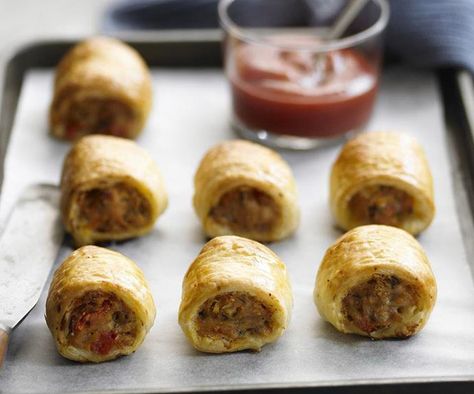 Our chicken sausage rolls recipe is inspired by our classic beef sausage roll, but with chicken mince for a lighter flavour that's still a knock-out party food option. Best Sausage Roll Recipe, Chicken Sausage Rolls, Homemade Sausage Rolls, Sausage Rolls Recipe, Best Sausage, Beef Sausage, Chicken Rolls, Homemade Sausage, Sausage Rolls