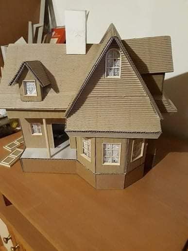 Houses Made Out Of Cardboard, Dollhouse Blueprints House Plans, Dollhouse Out Of Cardboard Boxes, Cardboard Victorian House, House Models Diy, Cardboard Dollhouse Furniture Template, Diy Dollhouse From Cardboard, Mini House Project, Recycled Miniature House