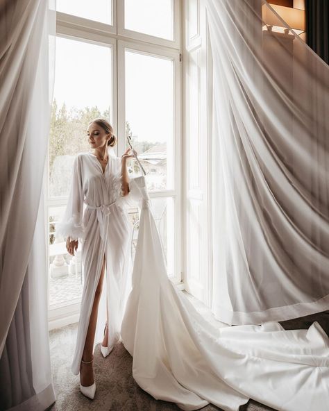 Bride Hotel Room Photography, Bride Hotel Room, Aesthetic Hotel, Hotel Meeting, Bride Photoshoot, Bridal Pictures, Bridal Poses, Bride Portrait, Wedding Robe