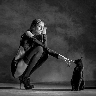 Pet Photography Studio, Animal Photoshoot, Unusual Pictures, Spiritual Animal, Cat Pose, Sitting Poses, Fashion Photography Inspiration, Witch Aesthetic, Cat People