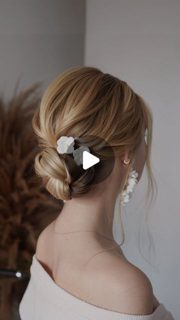 Bridal Hair Twist, Hairstyles Tutorials Step By Step, Bride Low Bun, Low Bun With Braid, Bridal Hairstyle Tutorial, Bridal Bun Hairstyles, Bridesmaid Wedding Hair, Hair Education, Wedding Bun