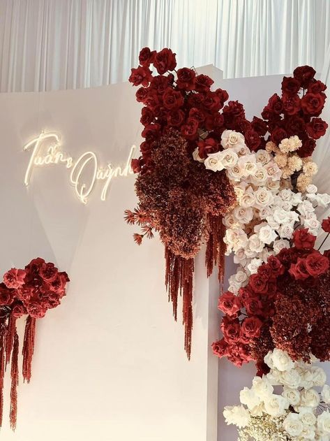 Maroon And Red Wedding, Maroon And White Party Decorations, Maroon Decor Wedding, Red And White Wedding Backdrop, Conference Photo Booth, Maroon Wedding Decorations, Wedding Theme Champagne, Henna Party Decor, Backdrop Lamaran