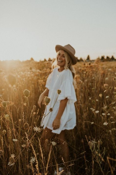 Summer Golden Hour, Harsh Lighting, Boho Photoshoot, Golden Field, Field Photoshoot, Pose Inspiration, Spring Photoshoot, Senior Photo Outfits, Shotting Photo