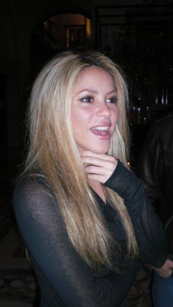 Please Follow Shakira and more Shakira Reaction Pic, Shakira Makeup, Shakira Young, Shakira Hair, I Love My Girlfriend, Without Borders, Light Hair, Shakira, Jennifer Aniston