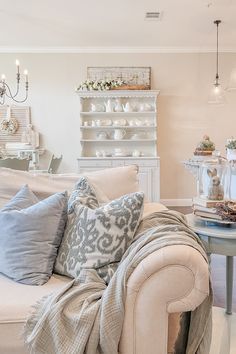 French Country Cottage Living Room, French Country Apartment, French Country Cottage Decorating, French Country House Decor, Spring Vignettes, Cozy French Country Living Room, Country French Living Room, Home Decor Diy Ideas, Country Cottage Living Room