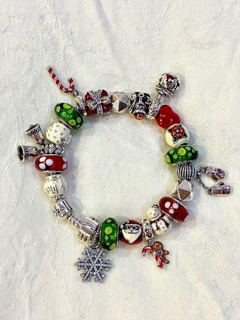 Christmas Pandora Charms, Pandora Christmas Charms, Pandora Christmas, Pandora Bracelet Charms Ideas, Girly Bracelets, Pandora Bracelet Designs, Bracelet Pandora, Gold Rings Fashion, Bracelet Charms