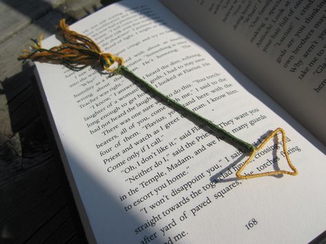 'Hunger Games' inspired Katniss' arrow bookmark Hunger Games Crafts Diy, Bookmarks Hunger Games, Hunger Games Crafts, Bookmark Business, Hunger Games Theme, Hunger Games Party, Bookmark Diy, Hunger Games Books, Teen Stuff