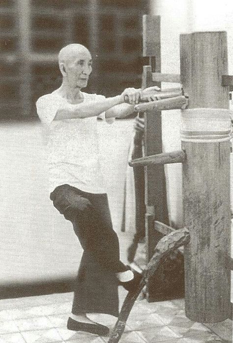 Grandmaster Ip practices on the wooden dummy Old Martial Artist Character Design, Wing Chun Dummy Diy, Wing Chun Ip Man, Kung Fu Movements, Wing Chun Wooden Dummy, Asian Kung Fu Generation, Wing Chun Training, Wing Chun Martial Arts, Martial Arts Forms