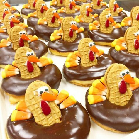 Thanksgiving Candy Crafts, Thanksgiving Desserts Kids, Desserts Thanksgiving, Turkey Cupcakes, Thanksgiving Candy, Thanksgiving Snacks, Thanksgiving Cookies, Thanksgiving Treats, Holiday Snacks