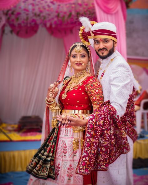 Wedding Stills Indian, Wedding Couple Poses Photography Indian, Reception Couple Poses, Couple Wedding Dress Indian Hindu, New Dulhan Pose, Marriage Poses, शादी की तस्वीरें, Indian Bride Poses, Indian Bride Photography Poses