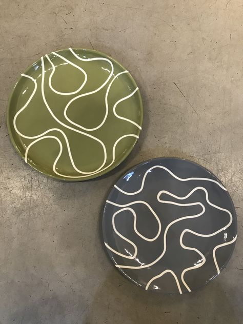 Simple Pottery Ideas Painting, Ceramics Pattern Ideas, Pottery Painting Ideas Minimalist, All Fired Up Pottery Ideas, Modern Pottery Painting, Ceramics Painting Ideas Aesthetic, Black Pottery Painting, Easy Sgraffito Designs, Clay Painting Ideas Bowl