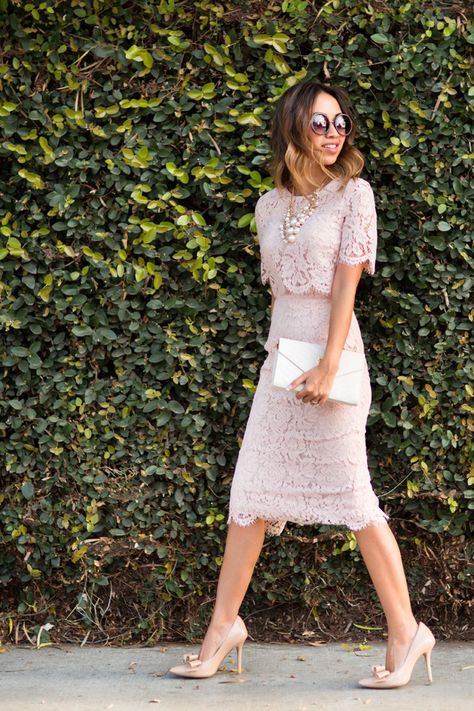 Este es un vestido y unos zapatos por una fiesta. El vestido es un poco rosado y los zapatos son beige. Me gusta los zapatos porque son de moda. Pink Lace Midi Dress, Wedding Guest Outfit Spring, Outfit Petite, What To, Spring Wedding Guest, Midi Pencil Dress, Wedding Guest Outfits, To Wear, Clothes Casual