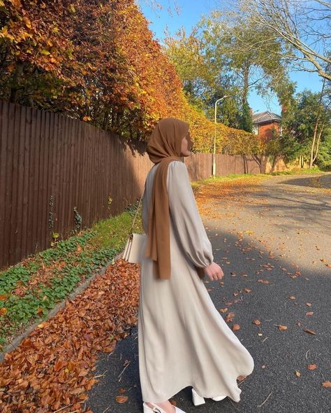 Abaya Girl Aesthetic, Abaya Girl, Aesthetic Outfits Hijab, Hijab Formal, Model Hijab, Tutorial Hijab Pashmina, Abaya Outfit, Ootd Hijab Casual, Stile Hijab