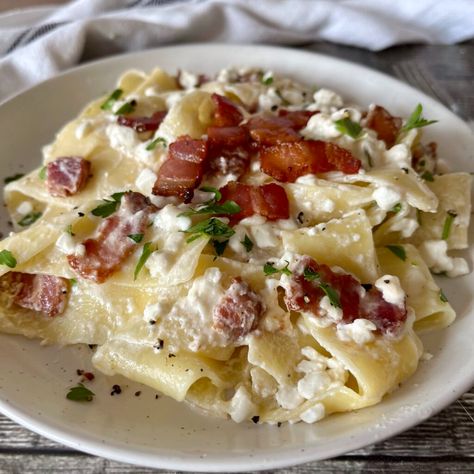 Hungarian Cottage Cheese Noodles with Bacon (Túrós Csusza) - The Hungary Soul Cottage Cheese Noodles, Egg Noodle Recipe, Cottage Cheese Pasta, Cheese Noodles, Egg Noodle Recipes, Cottage Cheese Eggs, Homemade Egg Noodles, Hungarian Food, Hungarian Cuisine