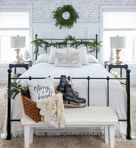 Black Iron Bed, Holiday Bedroom Decor, Farmhouse Christmas Decor Ideas, Holiday Bedroom, Holiday Room, Christmas Decorations Bedroom, Christmas Room Decor, Christmas Bedroom, Iron Bed