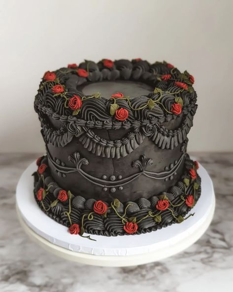 My heart 🖤 I made this black vintage cake for a friend's 20 year work anniversary and was told that it evoked Gun's N' Roses and a piece… | Instagram Gothic Bday Cake, Black Heart Wedding Cake, Gothic Cake Designs, Black Roses Cake, Small Goth Wedding Cake, Gothic Vintage Cake, Gothic Halloween Cake, Cake Decorating For Wedding, Dark Floral Cake