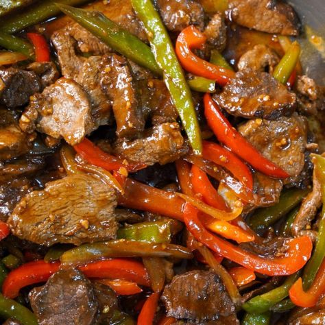 Easy Weeknight Venison Pepper Steak - JennsWildGameKitchen.com Lunch Ideas With Beef, Beef Strips Recipes Dinner Tonight, Venison Stir Fry Recipe, Deer Steak Recipes, Venison Steak Recipes, Quick Beef Recipes, Ground Beef Breakfast, Spaghetti With Ground Beef, Ground Beef And Cabbage