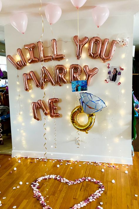 Proposal idea, balloons, rose gold, will you marry me Marry Me Balloons, Balloons Rose Gold, Romantic Date Night Ideas, Wedding Proposals, Cool Christmas Trees, Proposal Engagement, Romantic Dates, School Photos, Marriage Proposals