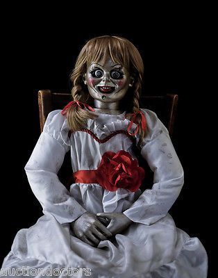 Annabele nos seus bastidores Annabelle Halloween, Conjuring 2, Annabelle Doll, Horror Photos, Fire Horse, Scary Movie Characters, Living Dead Dolls, Halloween Prop, Scary Dolls