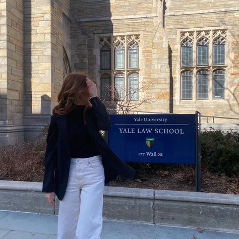 Yale Graduation Pictures, Romantizing University, Yale Study Aesthetic, International Law Student Aesthetic, Cambridge Law School, Law University Outfit, Yale University Law School, Law Student Photoshoot, Harvard University Law School