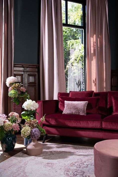 Burgundy Living Room, Pink Living Room, Living Room Red, Bad Design, A Living Room, Apartment Ideas, Beautiful Interiors, Room Colors, Living Room Inspiration