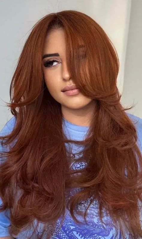 Cabello cobrizo en morenas claras Long Layers Copper Hair, Red Hair With Butterfly Cut, Butterfly Haircut Copper Hair, Butterfly Haircut Red Hair, Long Red Hair With Layers, Curly Hair Butterfly Cut, Red Hair With Layers, Hair Butterfly Cut, Cowboy Hair