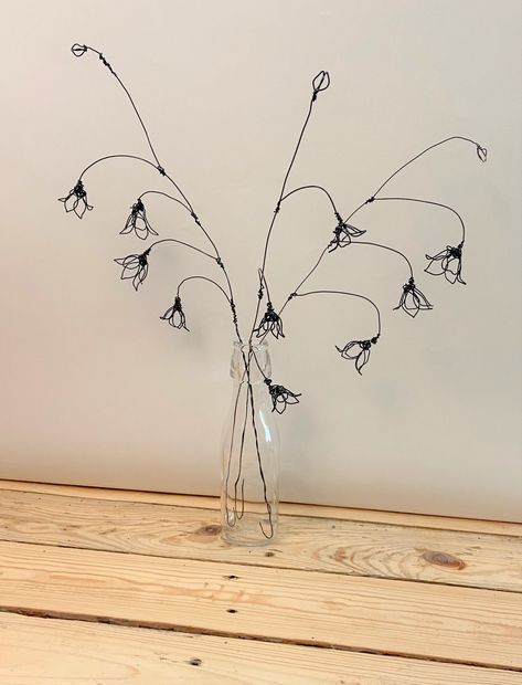 Wire Flowers With Beads, Floral Wire Crafts, Wire Flowers Diy How To Make, Wire Garden Art, Plant 101, Flower Wire, Wire Wall Art, Wire Craft, Wire Art Sculpture