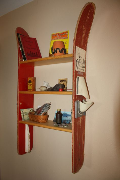 ski shelf Decorating With Water Skis, Waterski Shelf, Ski Boot Shelf, Snowboard Repurpose Ideas, Crafts Using Old Skis, Ski Shelf, Old Skis Ideas, Old Skis Shelf, Water Ski Decor