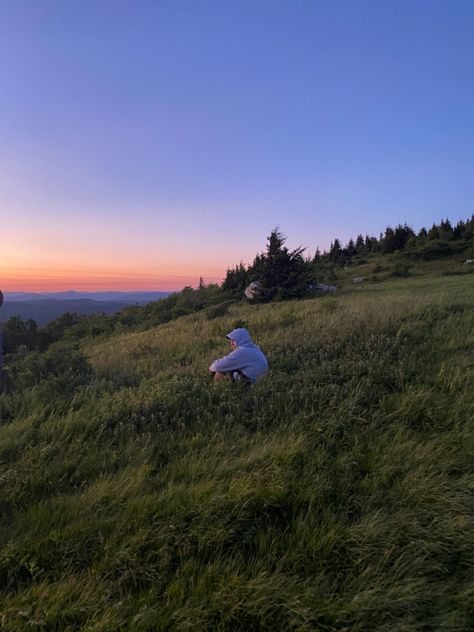 Person sits in tall grass blowing in the wind with a sunset in the background Camping Hacks Tent, Car Camping Hacks, Granola Life, Beach Trailer, Cool Camping Gadgets, Aesthetic Camping, Mountain Summer, Camping Equipment, Camping Hacks