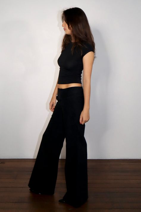 Low Rise Black Trousers Outfit, Black Top Black Pants Outfit, Low Waist Black Pants Outfit, Low Rise Black Pants Outfit, Simple Cool Outfits, Simple Comfortable Outfits, Low Key Outfits, Effortless Pants Outfit, Baggy Black Pants Outfit