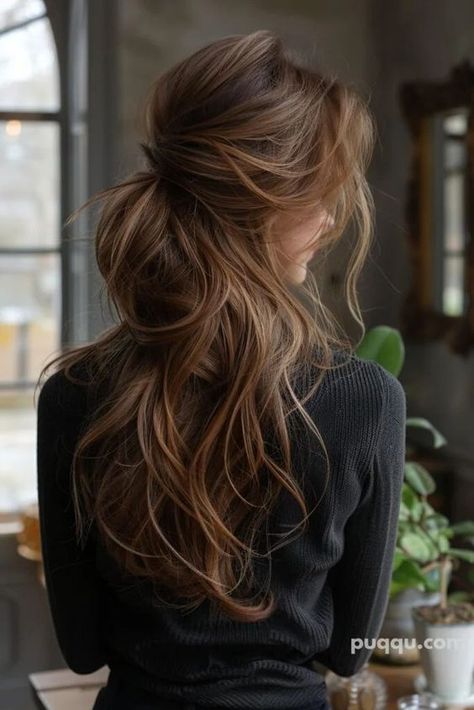 Discover trendy brunette hair color ideas. Explore stunning shades and find inspiration for a gorgeous transformation. Natural Looking Balayage, Brunette Hair Color Ideas, Sunkissed Hair Brunette, Black Hair Types, Frosted Tips, Brunette Balayage, Hair Things, Brunette Balayage Hair, Hair 2024