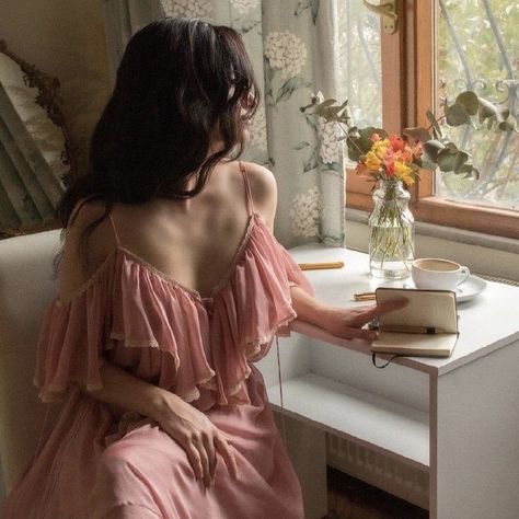 Soft Feminine Aesthetics, Photographie Portrait Inspiration, Romantic Outfit, Beach Poses, Feminine Aesthetic, Mode Inspo, Glam Dresses, Feminine Outfit, Feminine Energy