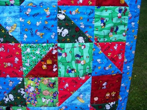 Peanuts Quilt Picture Peanuts Quilt, Snoopy Quilt, Peanut Pictures, Brown Board, Snoopy Stuff, Vintage Snoopy, Homemade Quilts, Sewing 101, Picture Quilts