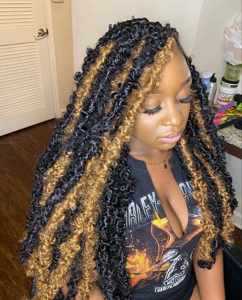 Butterfly Locs Ginger And Black, Midback Butterfly Locs, Fox Locs Hairstyles With Color, Long Butterfly Locs With Color Blonde, Butterflies Locs, Long Butterfly Locs With Color, Faux Locs Color Ideas, Long Butterfly Locs, Butterfly Locs Hairstyles