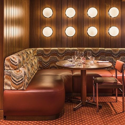 Booth Seating Restaurant, Restaurant Banquette, Restaurant Booth Seating, Banquette Ideas, Laura Gonzalez, Booth Seat, Resturant Design, Bar Restaurant Interior, Fish Restaurant