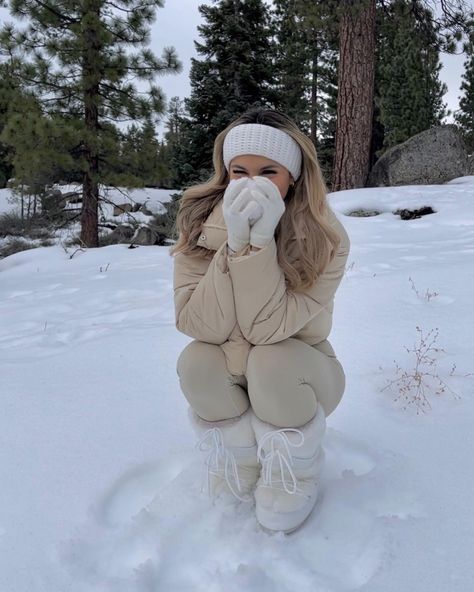 moon boots, set active, snow day, white fur snow boots, neutral outfit, neutral snow outfit Mode Au Ski, Vinter Mode Outfits, Snow Fits, Looks Adidas, 00s Mode, Stile Blair Waldorf, Adrette Outfits, Winter Mode Outfits, Winter Princess