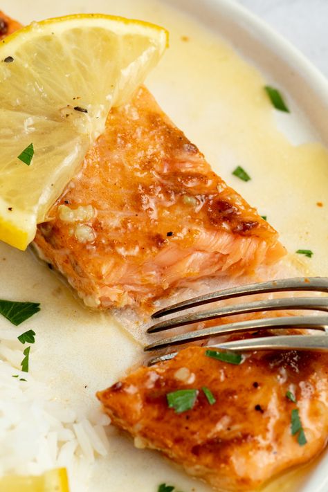 The best honey butter Old Bay salmon (easy recipe) - Marie Food Tips Salmon Old Bay Recipes, Honey Old Bay Salmon, Honey Butter Old Bay Salmon, Salmon Easy Recipe, Old Bay Salmon, Honey Butter Recipe, Garlic Honey, Sauce For Salmon, Oven Baked Salmon